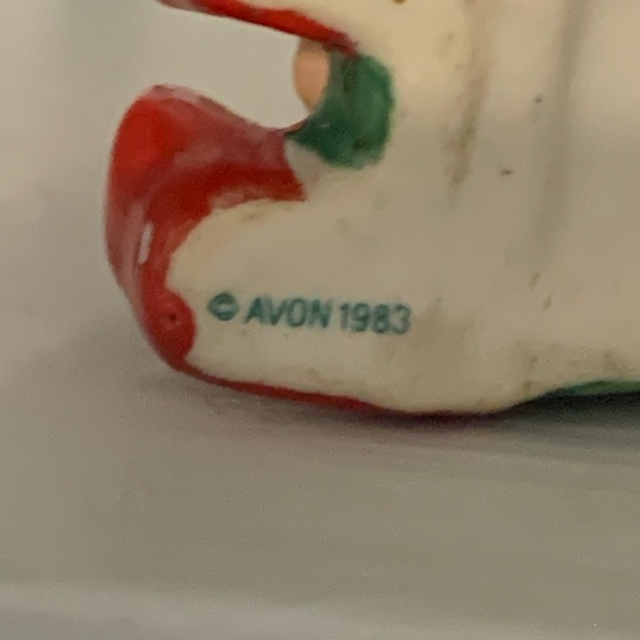 VTG Avon Claus & Company Porcelain Elves Salt & Pepper Shakers Santas Helpers - Picture 5 of 6